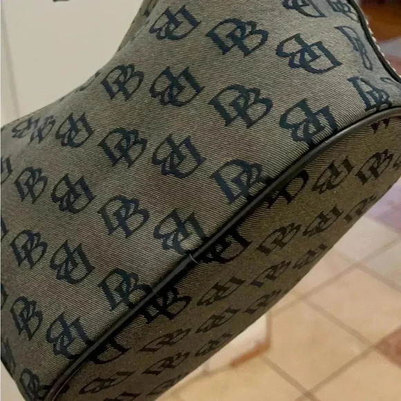 Dooney&Bourck Beautiful medium size shoulder bag is chic and attractive - Picture 8 of 15